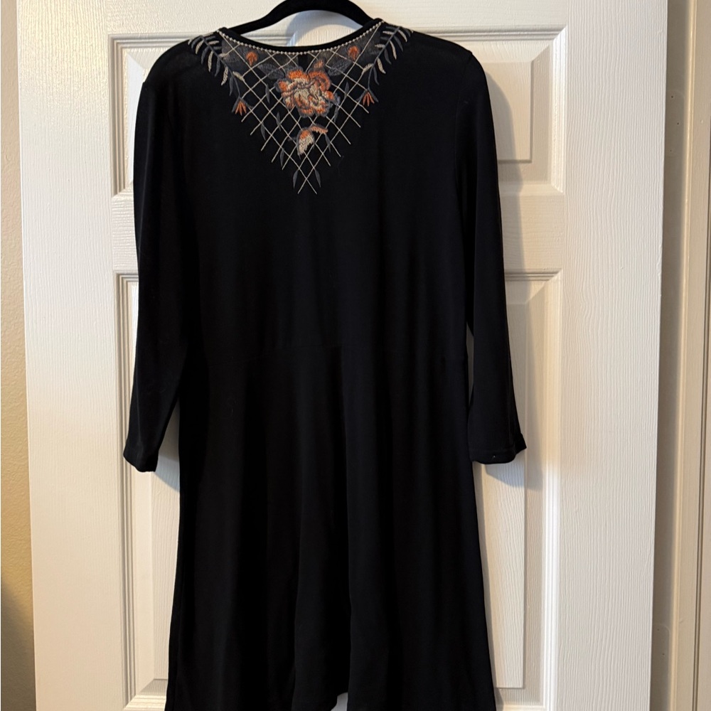 Monoreno Medium Black Floral Embroidered V-Neck Women's Dress - Picture 3 of 4